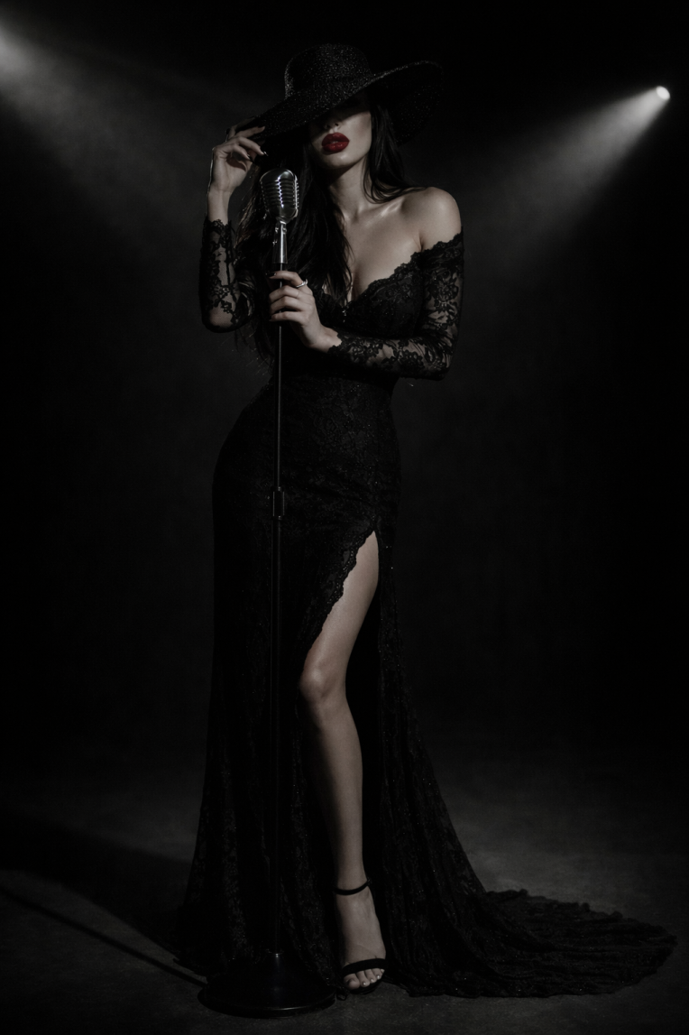 Lucrezia Vallauri, blues and jazz singer in late 1950s noir style